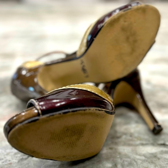 Steve Madden Patent Leather Brown/Gold T-Strap Shoes - Picture 11 of 11